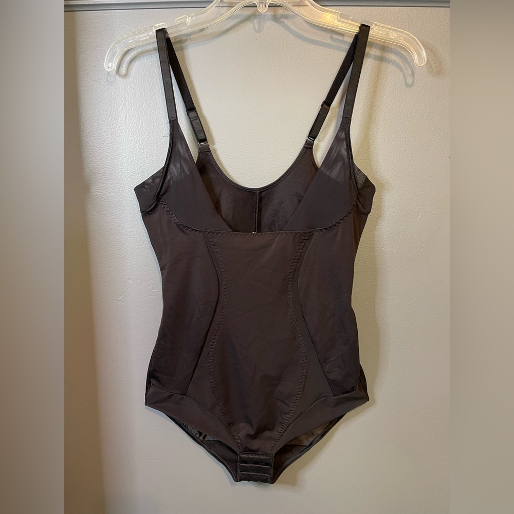 Maidenform Women’s Shapewear Firm Foundations Open Bust Body Shaper. Size Large